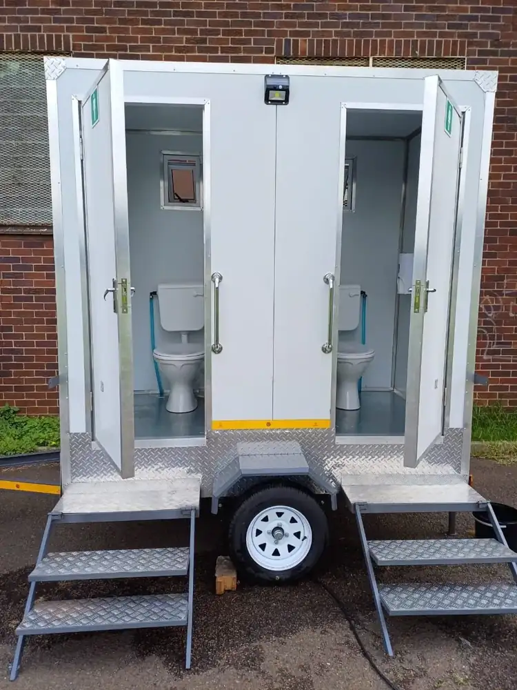 Mobile toilet trailer with steps